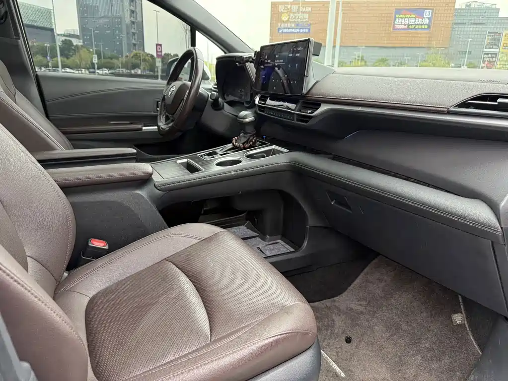 Toyota Sienna — миниатюра 10
