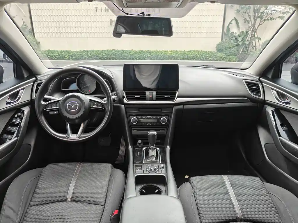 Mazda Mazda3 3 2017 1.5L AT Luxury V