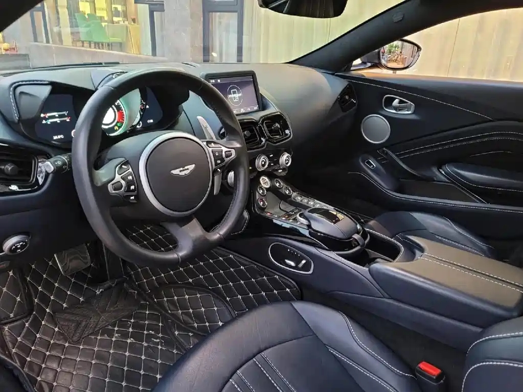 ASTON MARTIN V8 VANTAGE