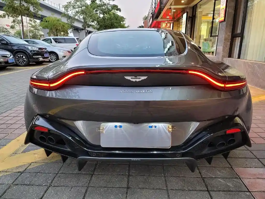 ASTON MARTIN V8 VANTAGE