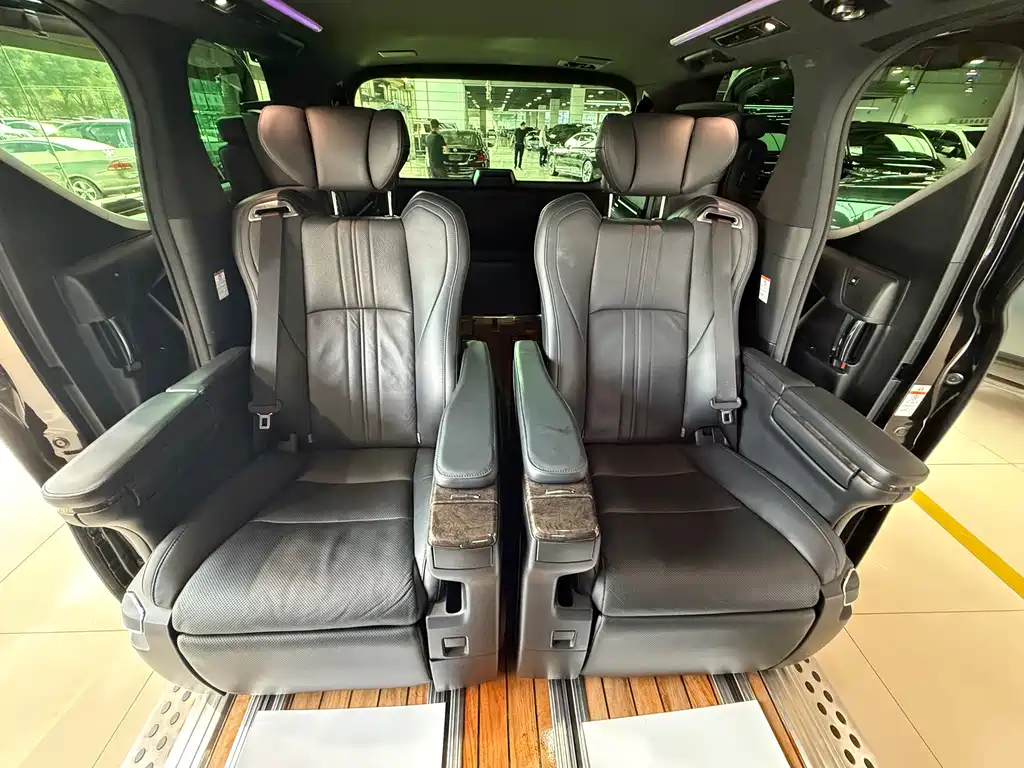 Toyota Vellfire — миниатюра 11