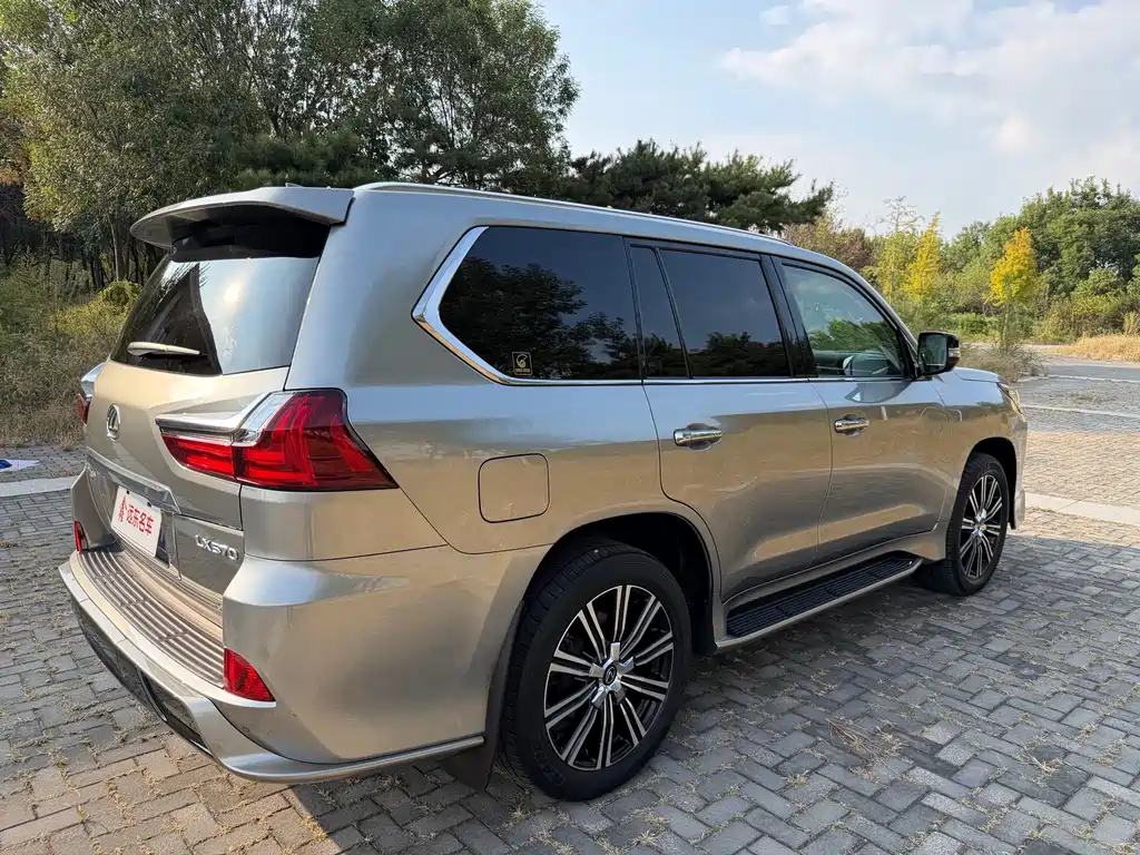 Lexus LX — миниатюра 9