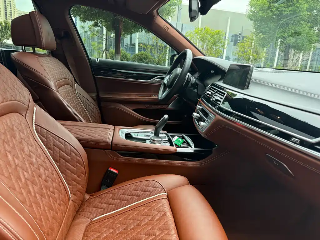 BMW 7 Series — миниатюра 19