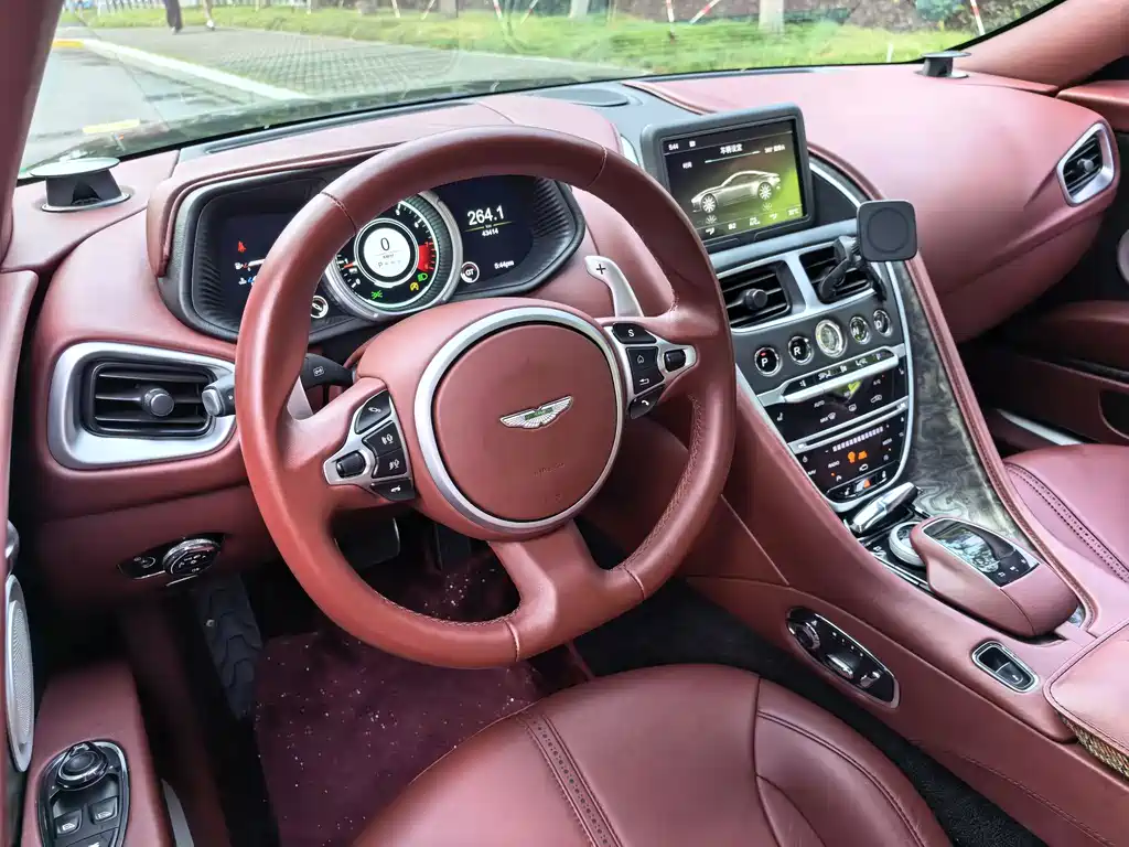Aston Martin DB11 — миниатюра 9