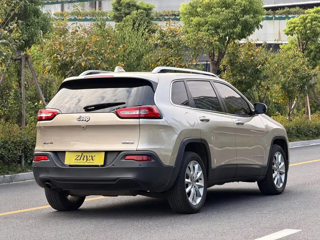 Jeep Cherokee (Import) — миниатюра 4