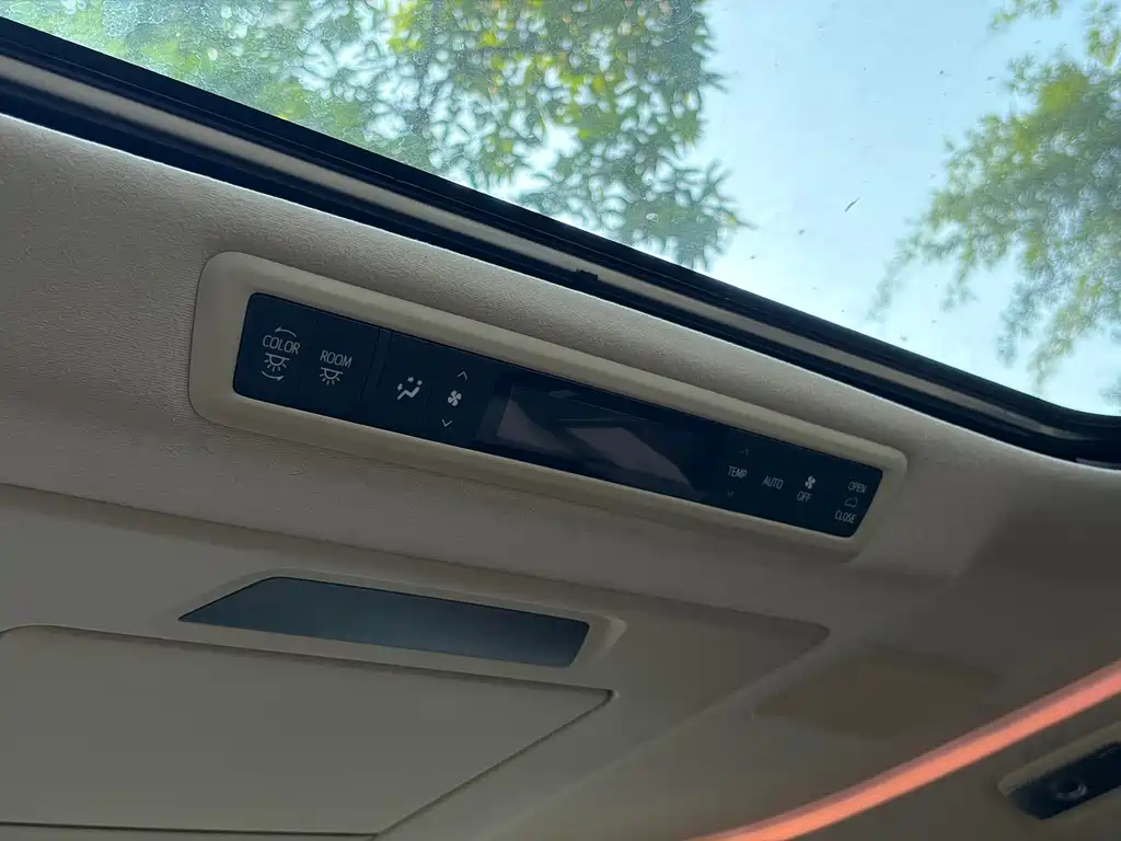 Toyota Alphard — миниатюра 12