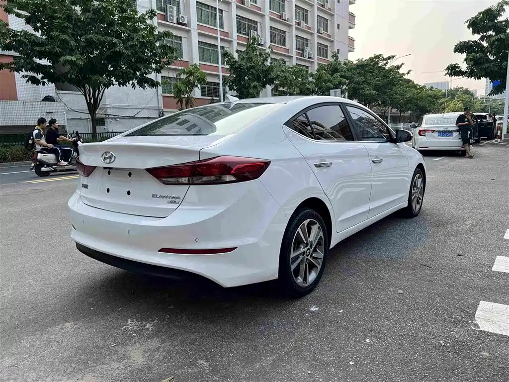 Hyundai Elantra — миниатюра 8