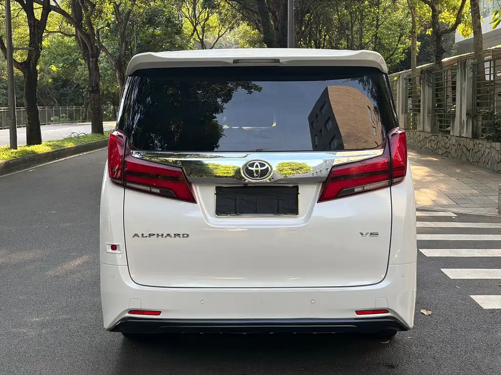 Toyota Alphard — миниатюра 18