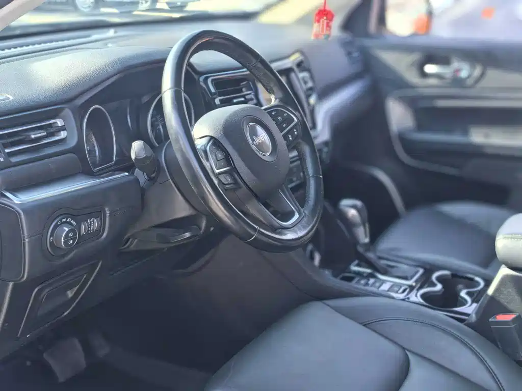 Jeep Grand Commander — миниатюра 23