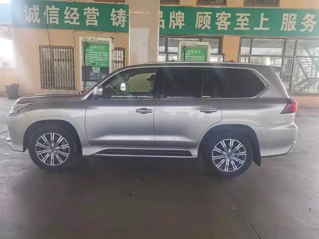 LEXUS LX