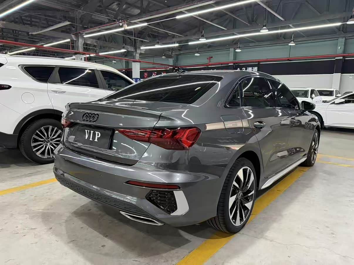 Audi A3 1.4 л 2023 г. Серебристо-серый, пробег 6000 км