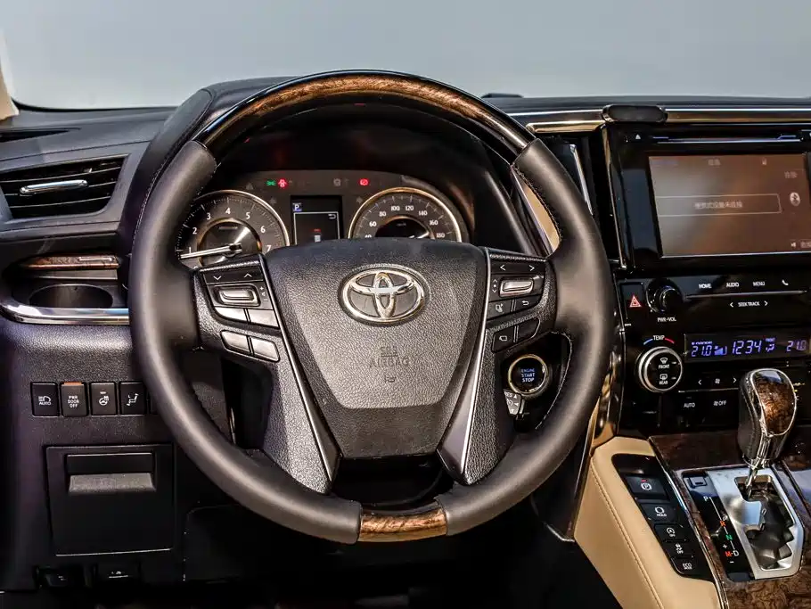 Toyota Alphard — миниатюра 23