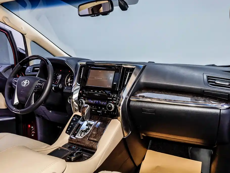 Toyota Alphard — миниатюра 29