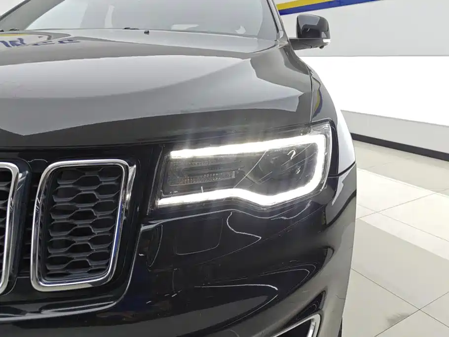 Jeep Grand Cherokee (Import) — миниатюра 5