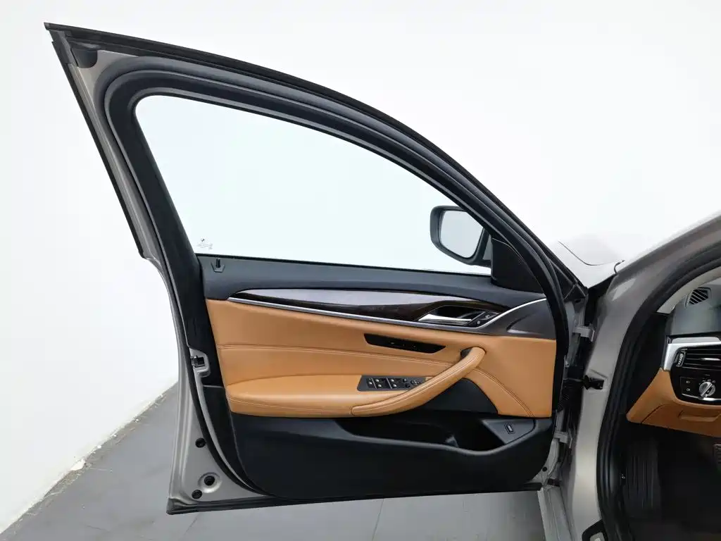 BMW 5 Series — миниатюра 8