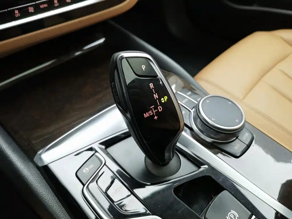 BMW 5 Series — миниатюра 13