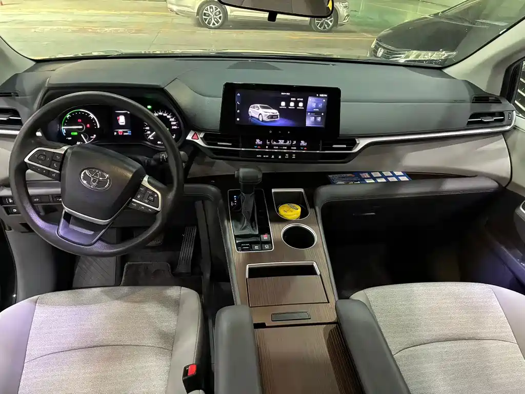 Toyota Sienna — миниатюра 4