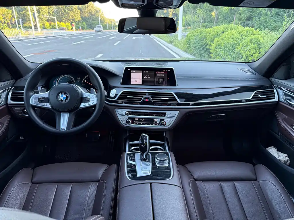 BMW 7 Series — миниатюра 7