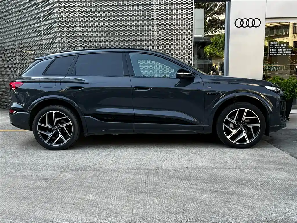 AUDI Q6L E TRON