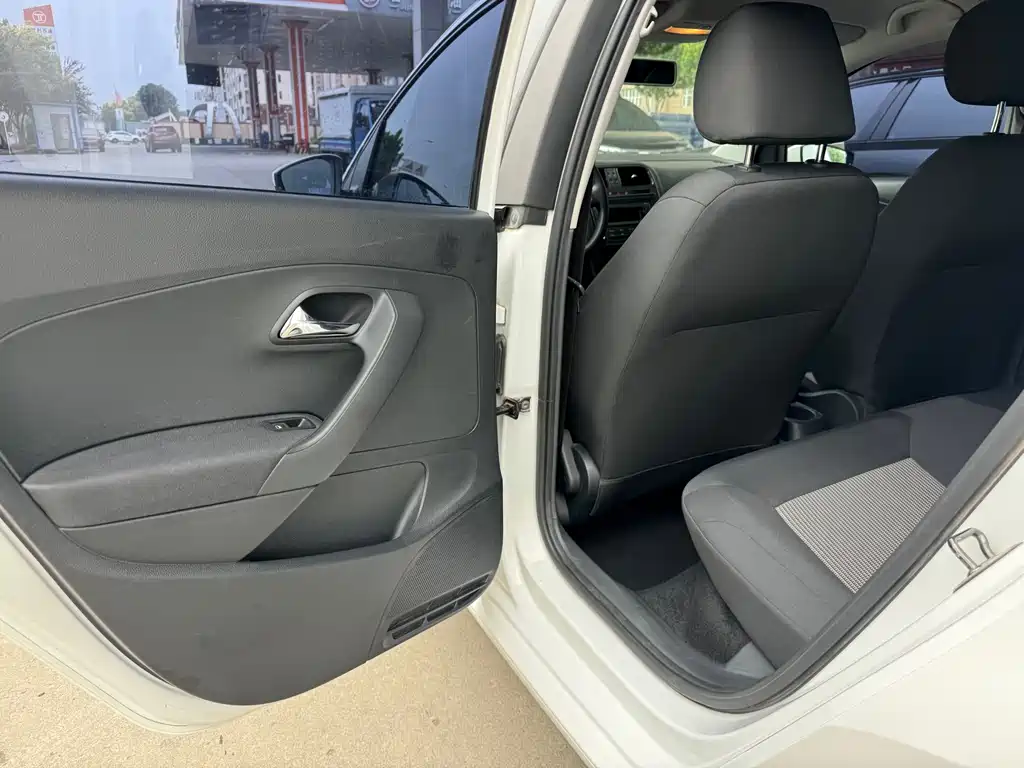 Volkswagen Polo 2018 1.5L AT