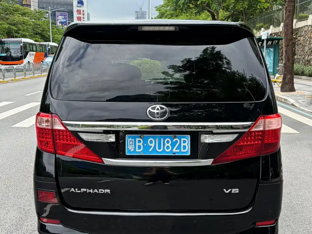 Toyota Alphard — миниатюра 4