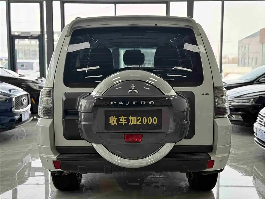 MITSUBISHI PAJERO