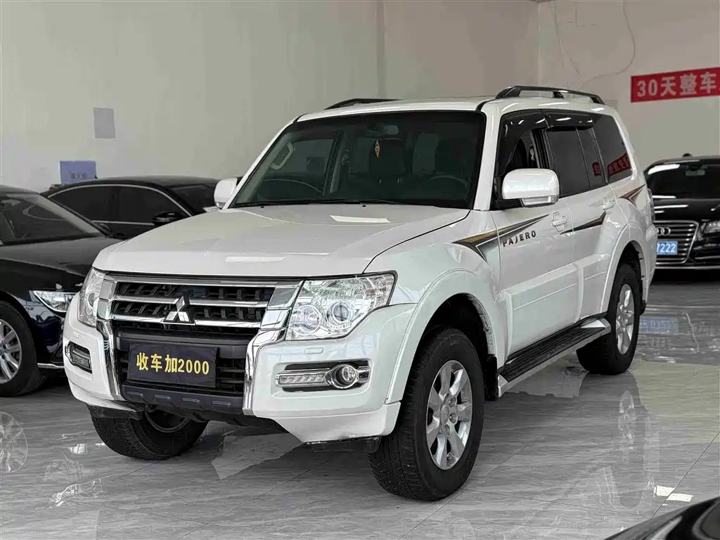 MITSUBISHI PAJERO