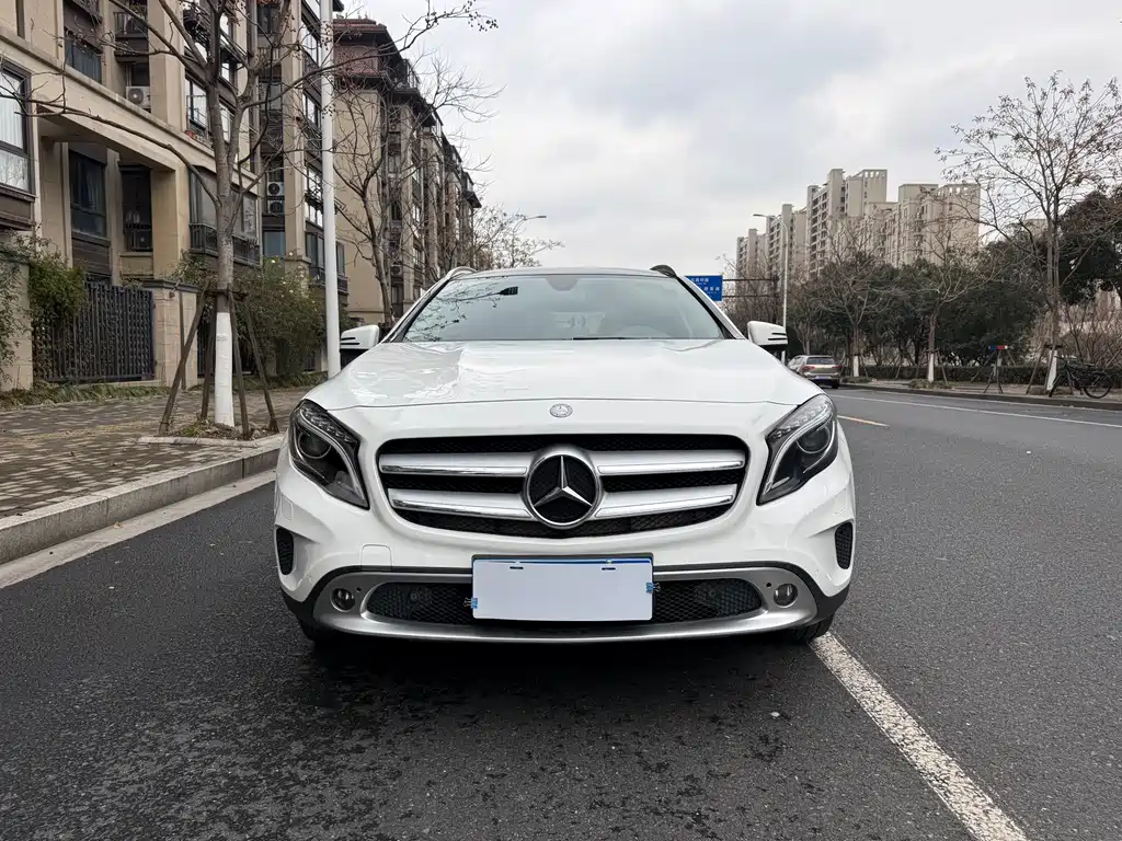 MERCEDES-BENZ GLA