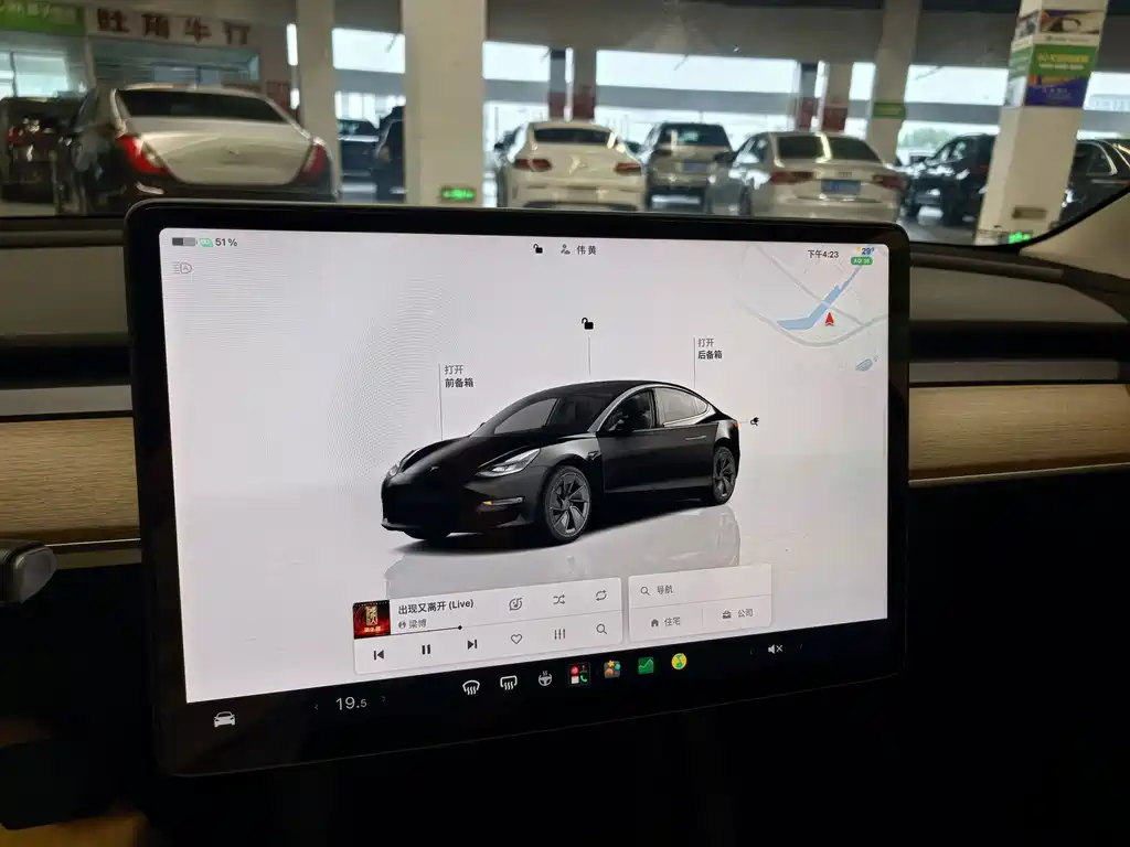Tesla Model 3 — миниатюра 10