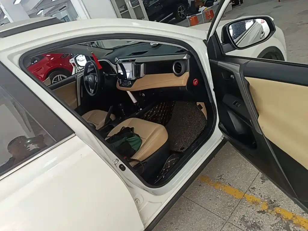 Toyota RAV4 — миниатюра 9