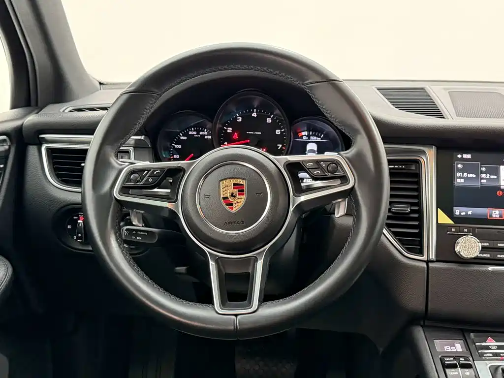Porsche Macan — миниатюра 14