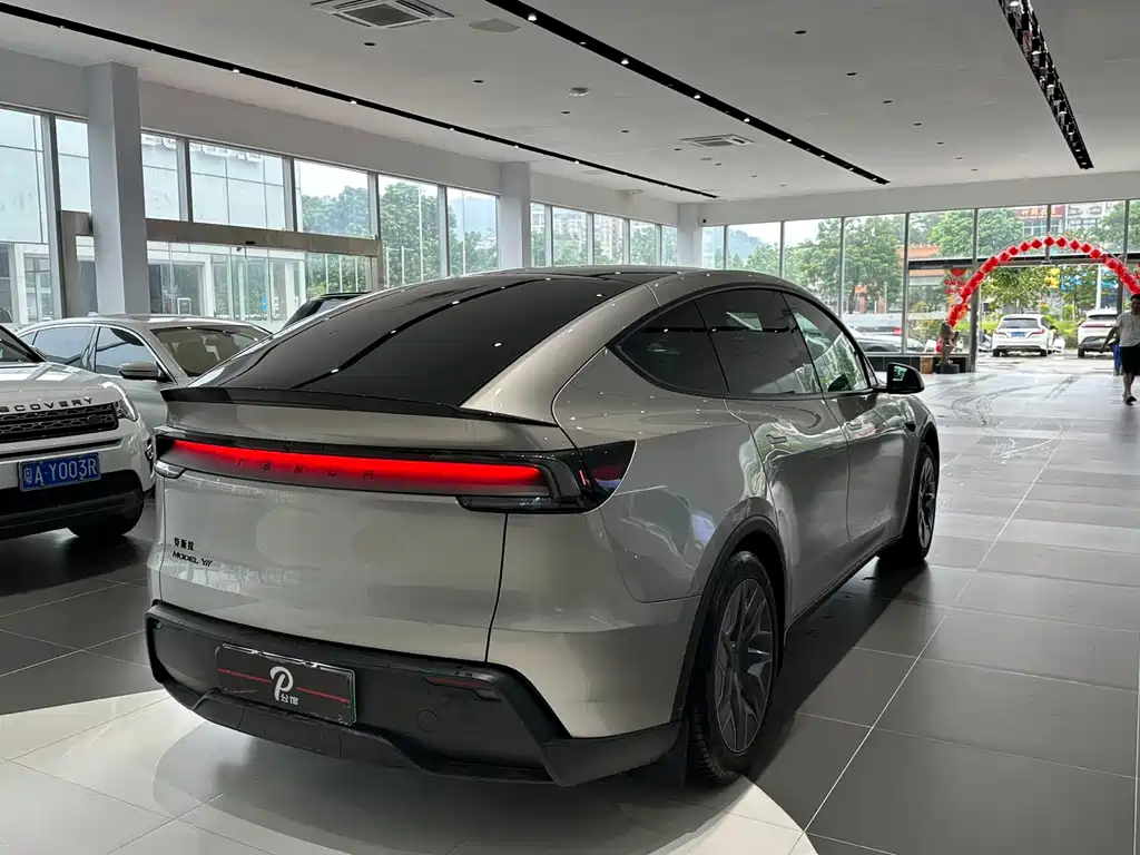 Tesla Model Y L — миниатюра 4