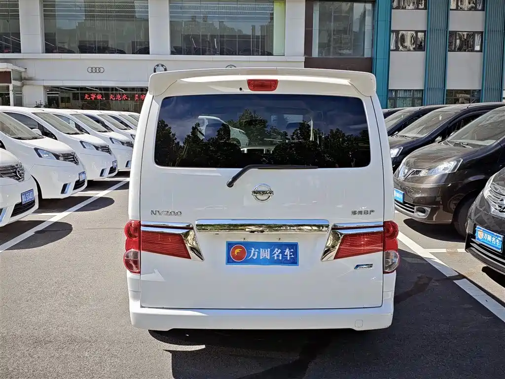 NISSAN NV200