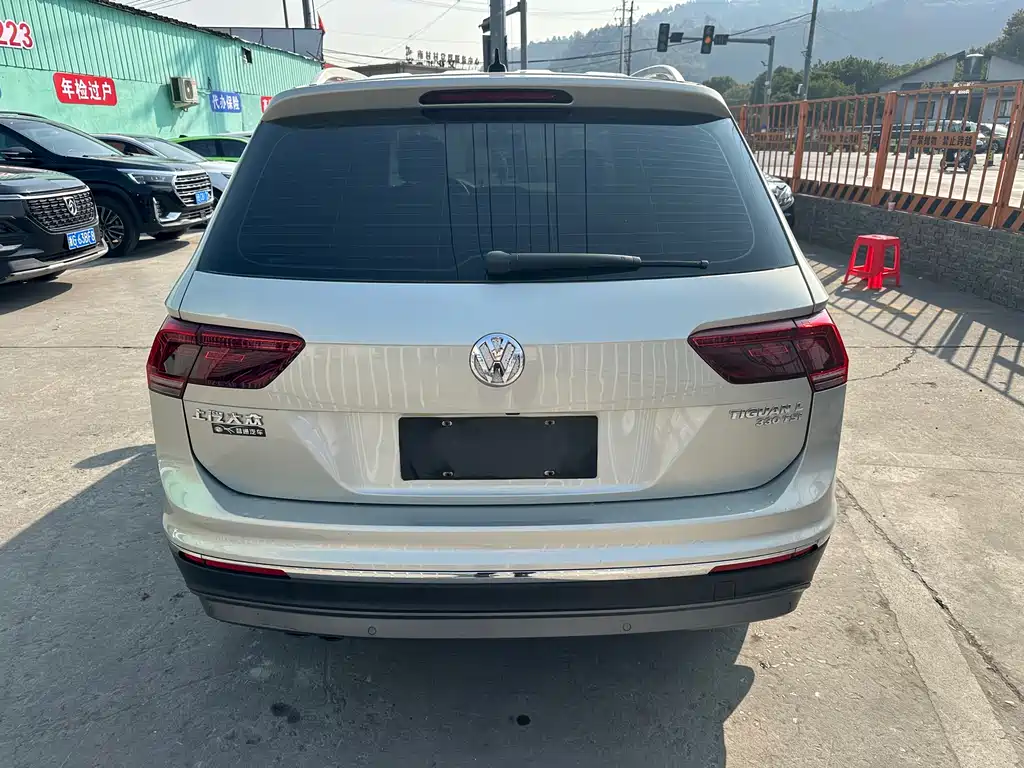 VOLKSWAGEN TIGUAN L