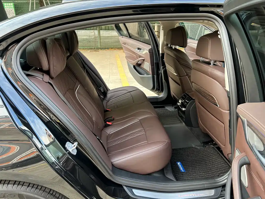 BMW 5 Series — миниатюра 9