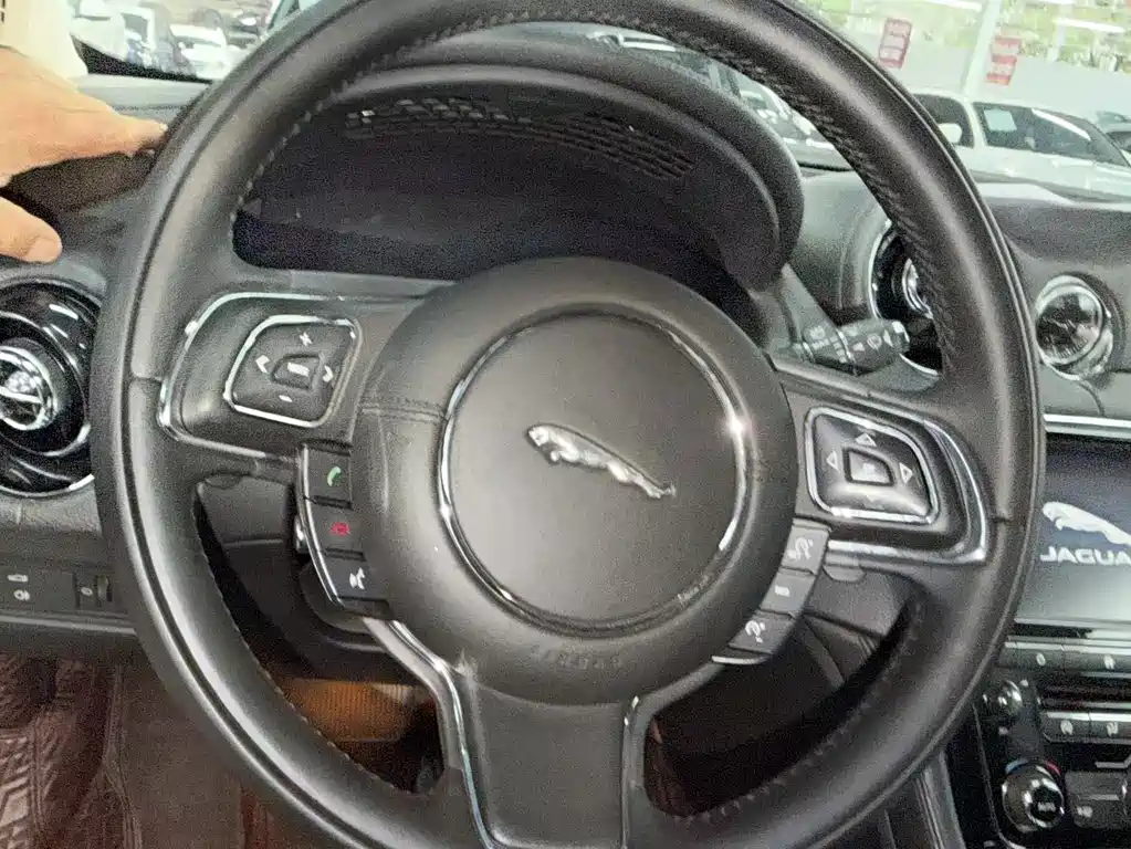 Jaguar XJ — миниатюра 6