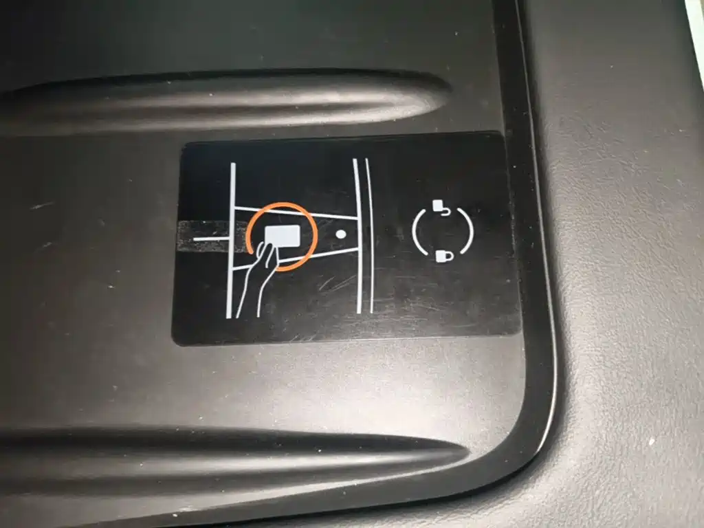 Tesla Model Y — миниатюра 9