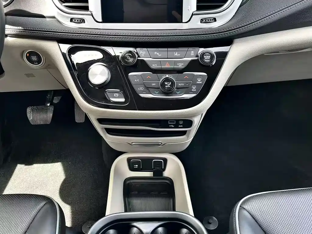 Chrysler Grand Voyager PHEV (Import) — миниатюра 14