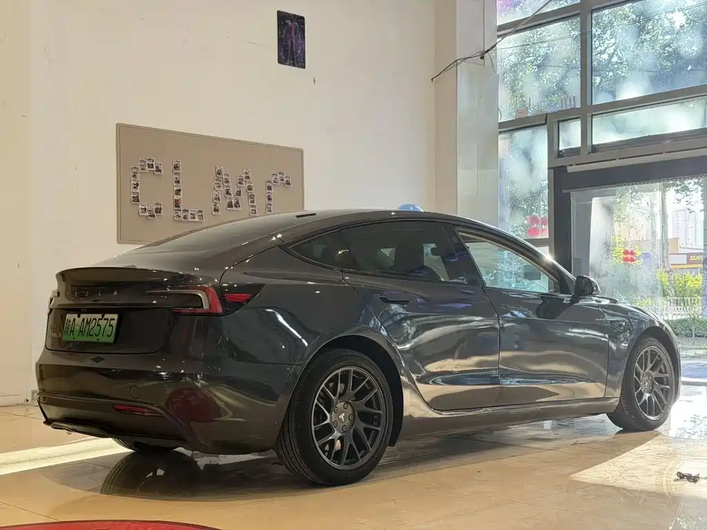 Tesla Model 3 — миниатюра 7