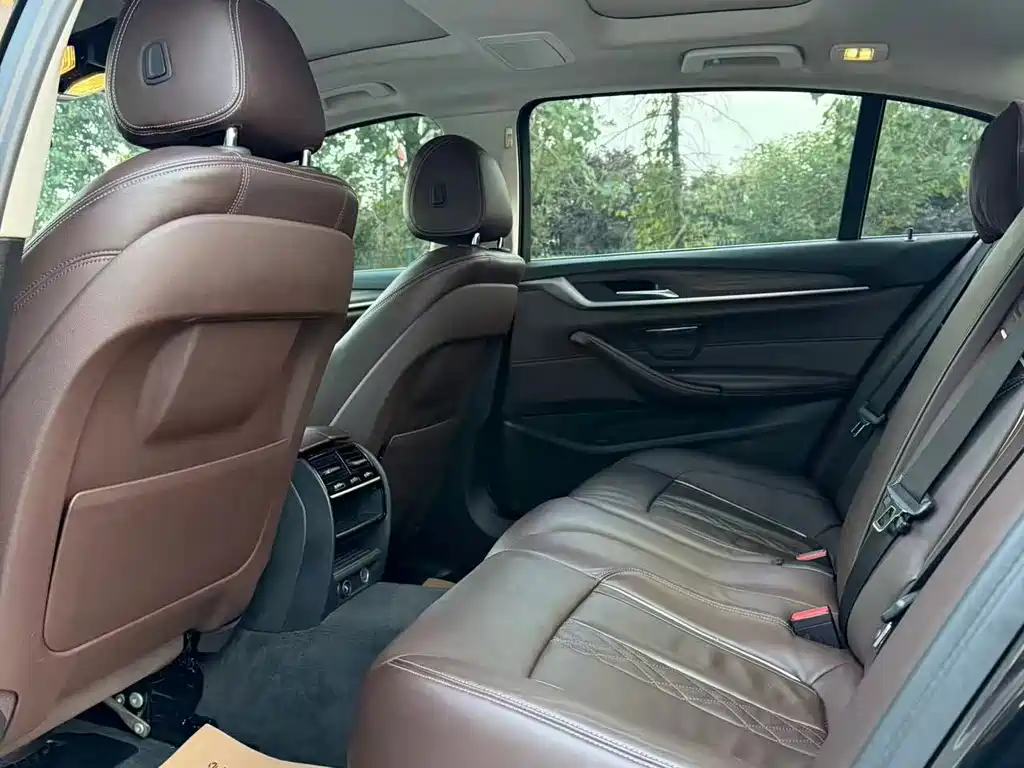 BMW 5 Series — миниатюра 7