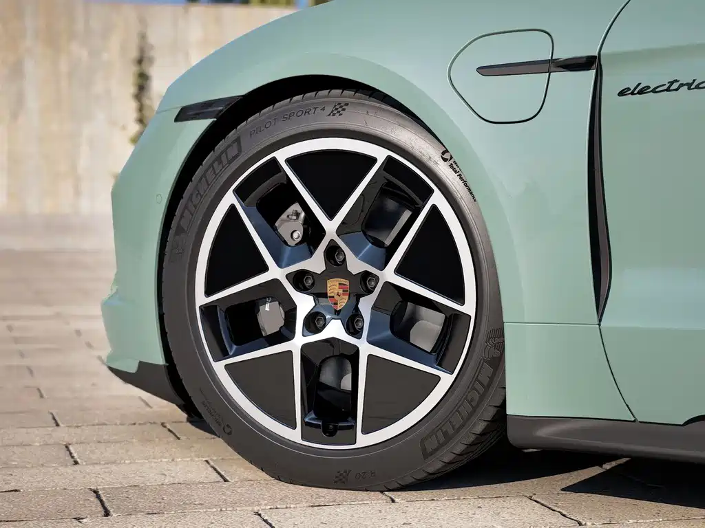 Porsche Taycan — миниатюра 3