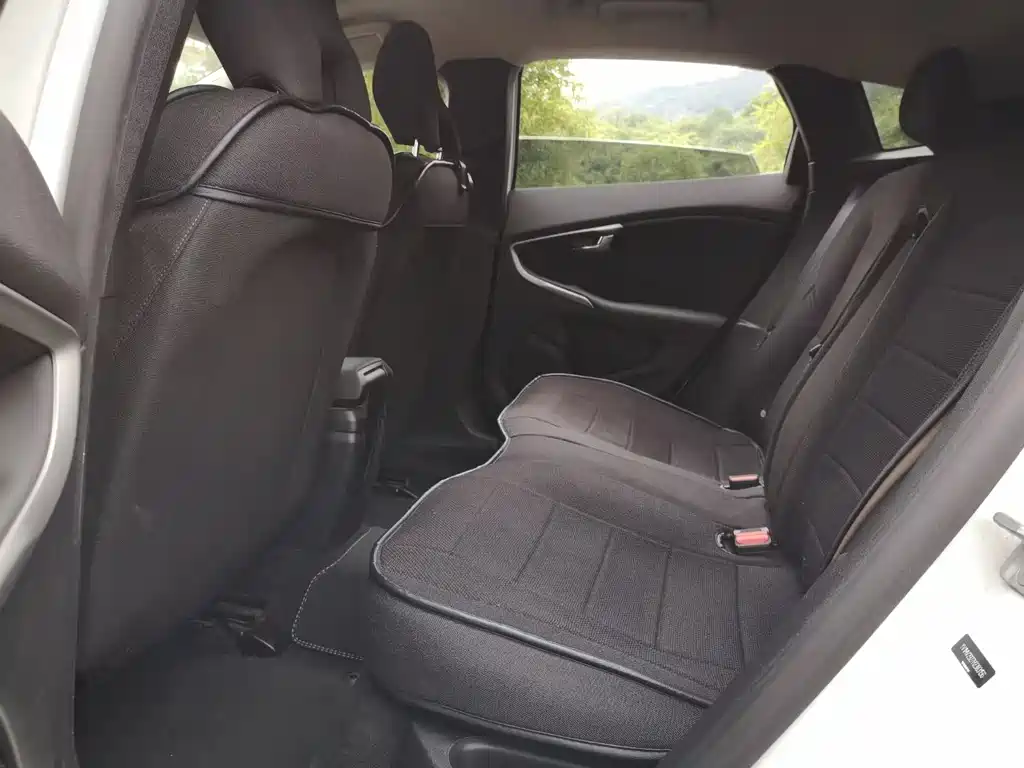 VOLVO  V40