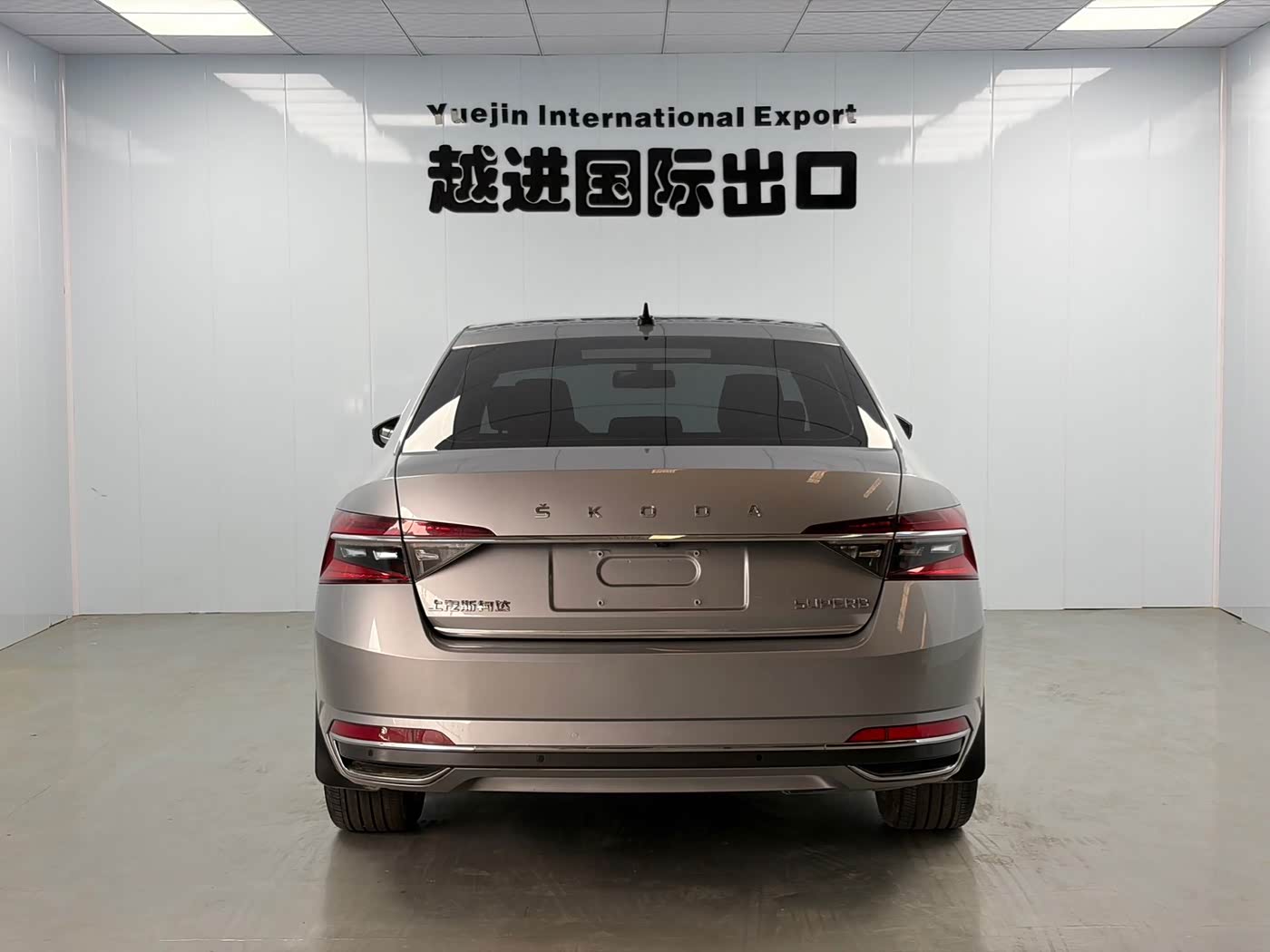 Skoda Superb 1.4 л 2023 г. Серебристо-серый, пробег 29000 км