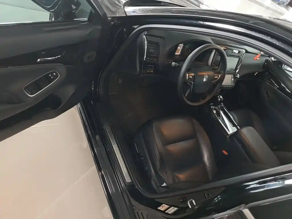 Toyota Crown — миниатюра 16