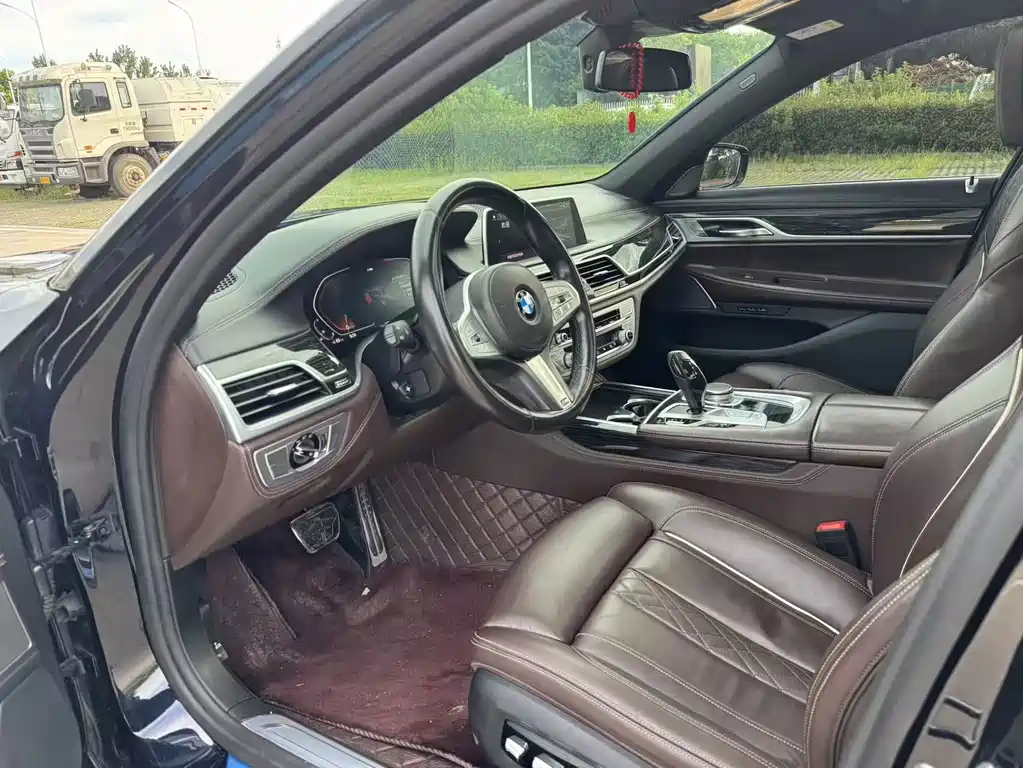 BMW 7 Series — миниатюра 11
