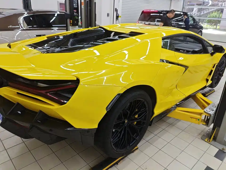 Lamborghini Revuelto — миниатюра 8