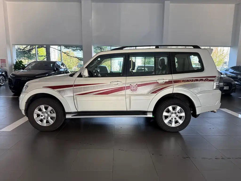 Mitsubishi Pajero (Import) — миниатюра 3