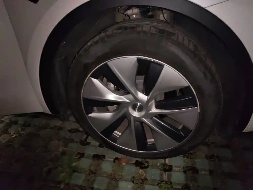 Tesla Model Y — миниатюра 24