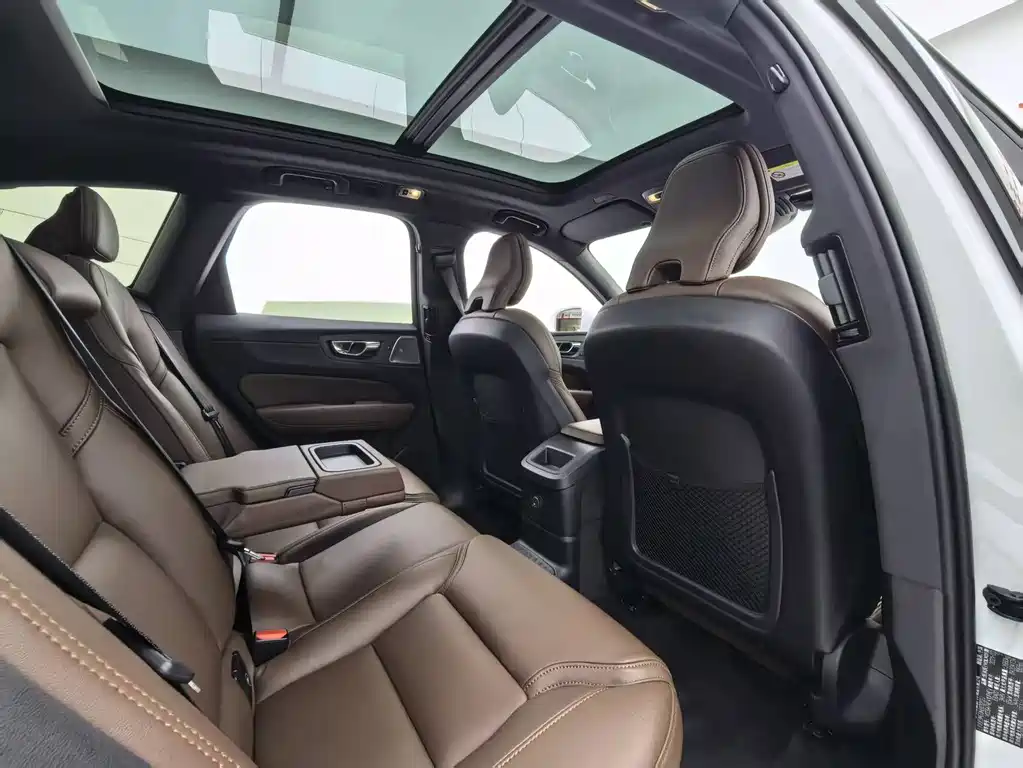 Volvo XC60 PHEV — миниатюра 11