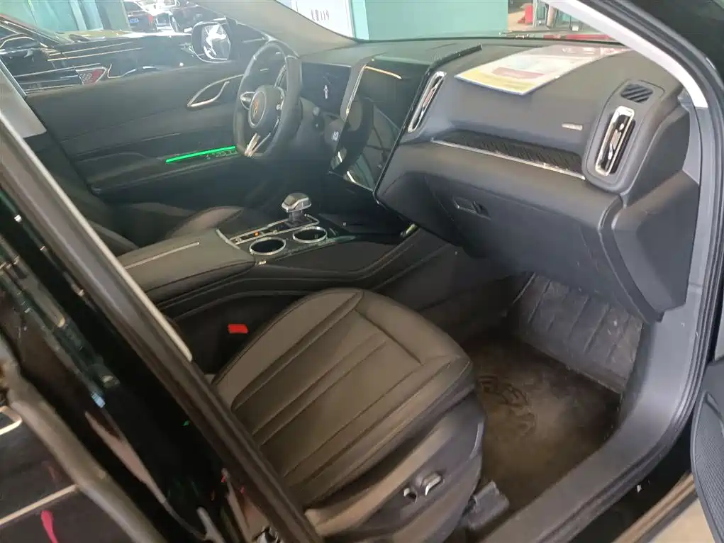 RED FLAG HONGQI HS3 PHEV